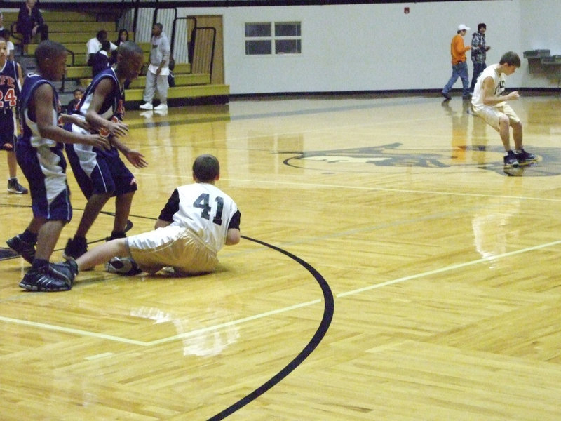 Image: Walton Scrambles — Italy’s #41 Bailey Walton hits the deck trying to make a play for Italy.