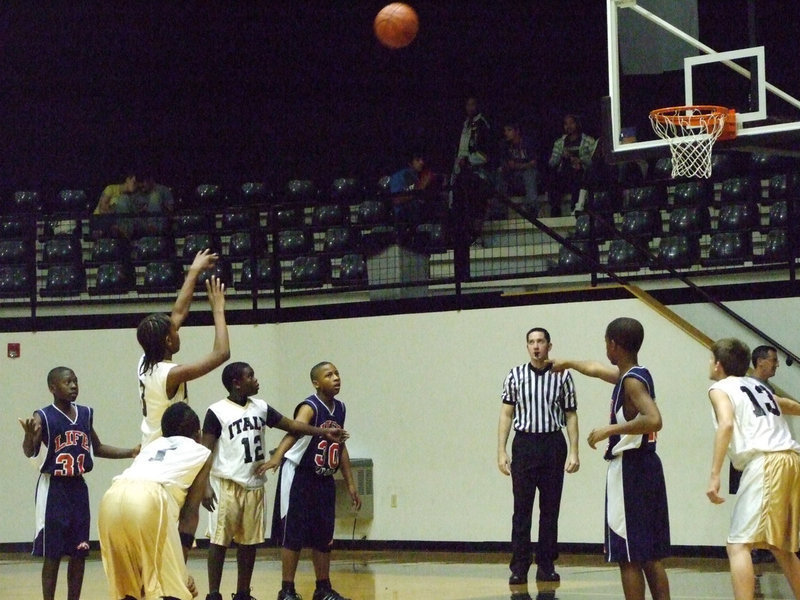 Image: Robertson Releases — Italy’s #3 Trey Robertson releases a free shot against the Mustangs.