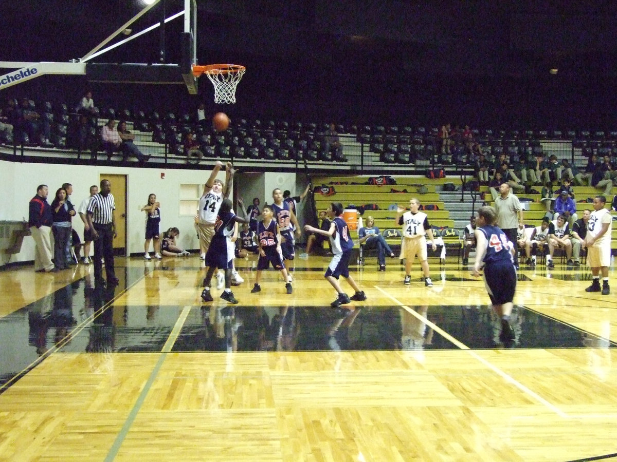 Image: Byers To The Bucket — Italy’s #14 Zain Byers works the block against Red Oak Life.