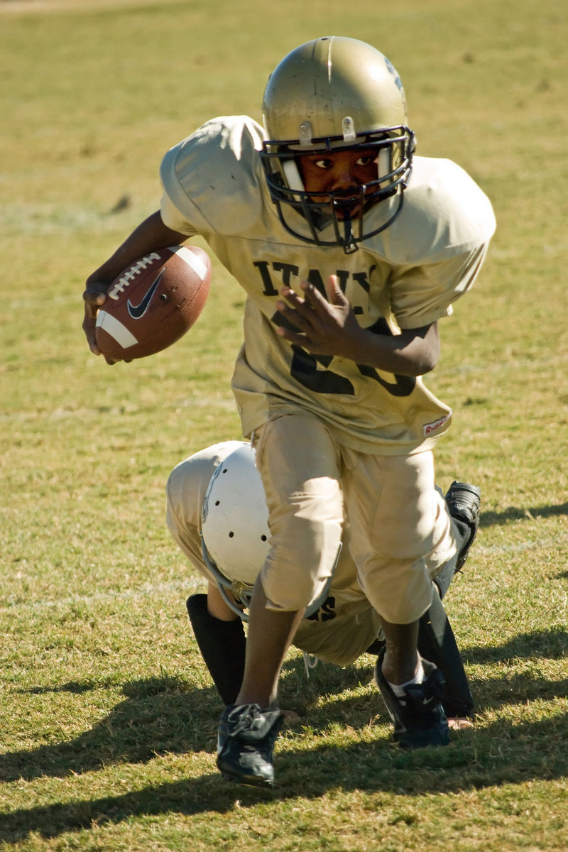 Image: Taron Smith Breaks Away — Taron Smith gains ground against the Palmer Bulldog defense and takes one step closer to making IYAA history.