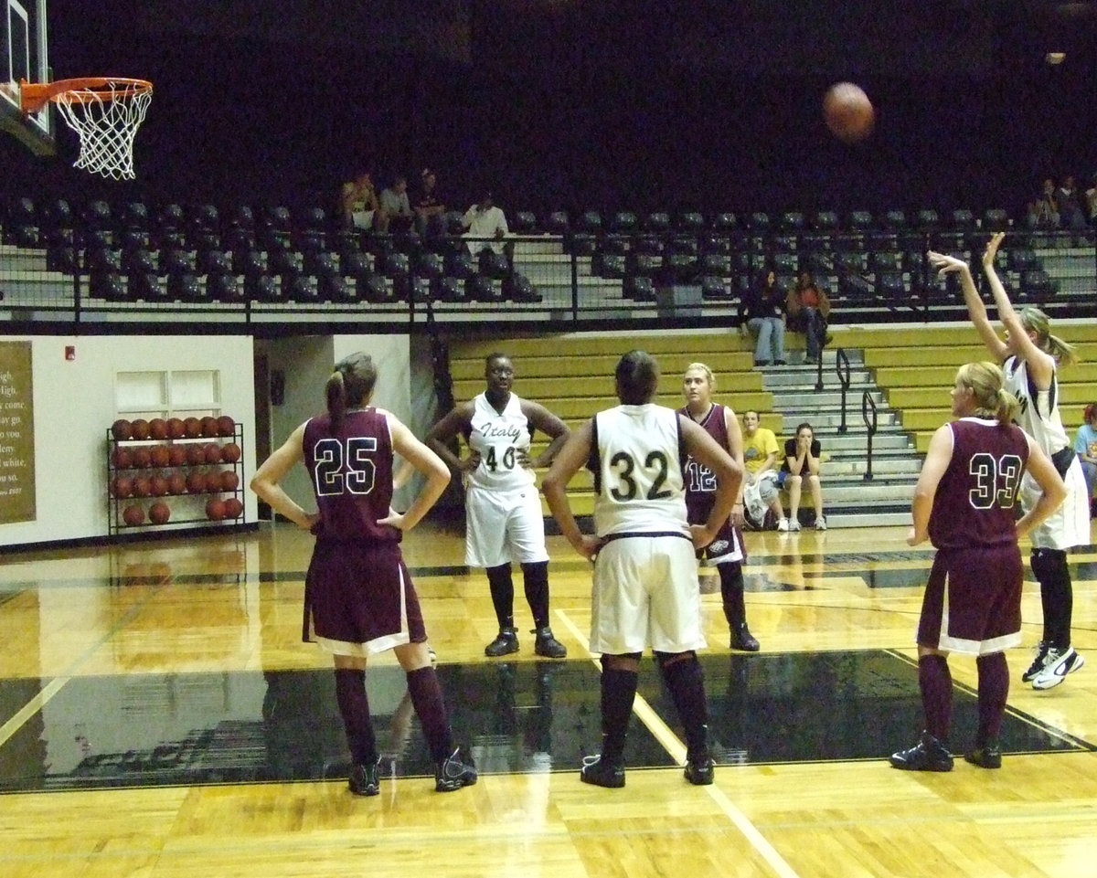 Image: Kaitlyn Rossa — Rossa lines up for the free throw.