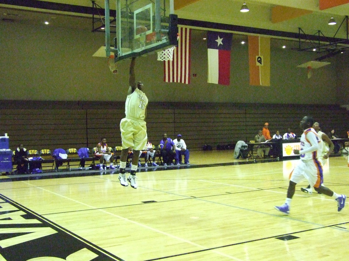 Image: Anderson Was A Beast — Italy’s #11 Jasenio Anderson gets out on the fast break.