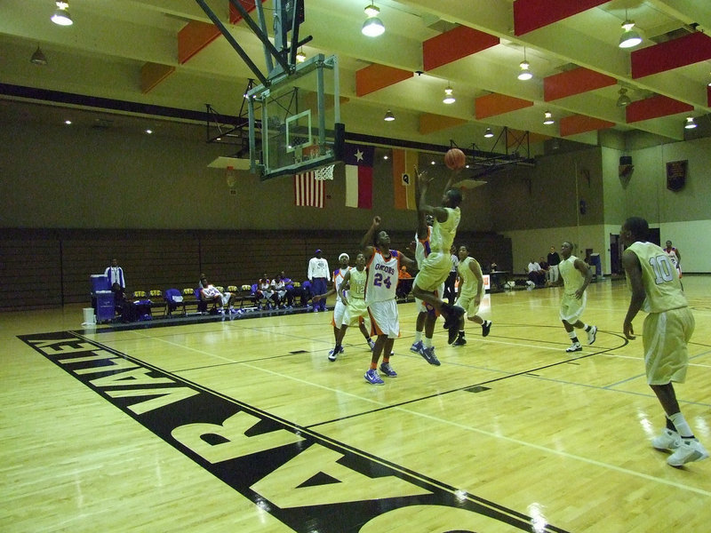 Image: “Snoop” Hoops — Italy’s #2 Heath Clemons floats a jumper over the mighty Gator’s defense.