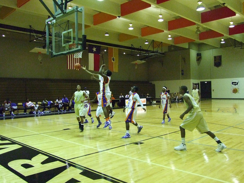 Image: Moore Challenges — Italy’s #10 Darrin Moore takes the ball into the teeth of the Gator’s Defense.