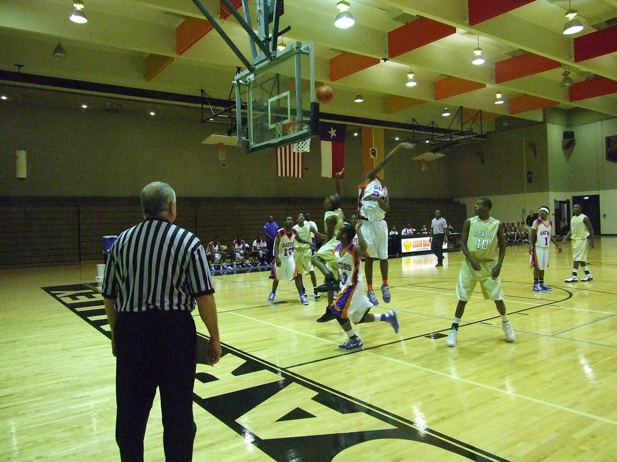 Image: Heath Gets Swamped — Italy’s #2 Heath Clemons gets swamped by two Gators.