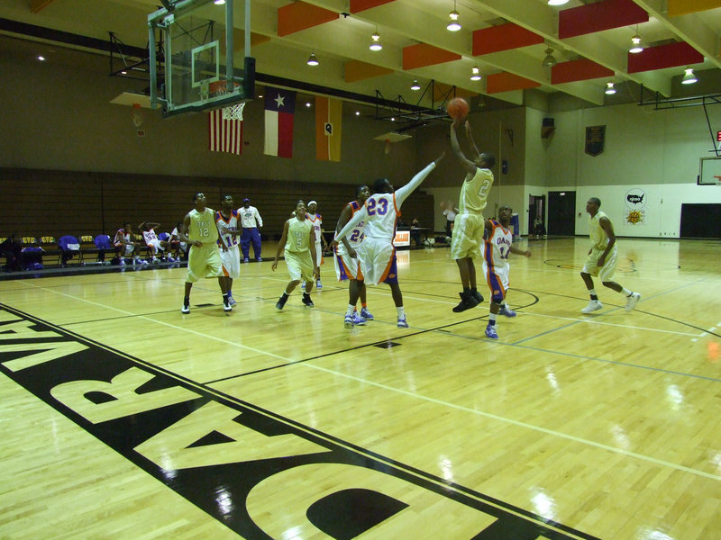 Image: Clemons Rises — Italy’s #2 Heath Clemons rises to the challenge constantly attacking the rim.