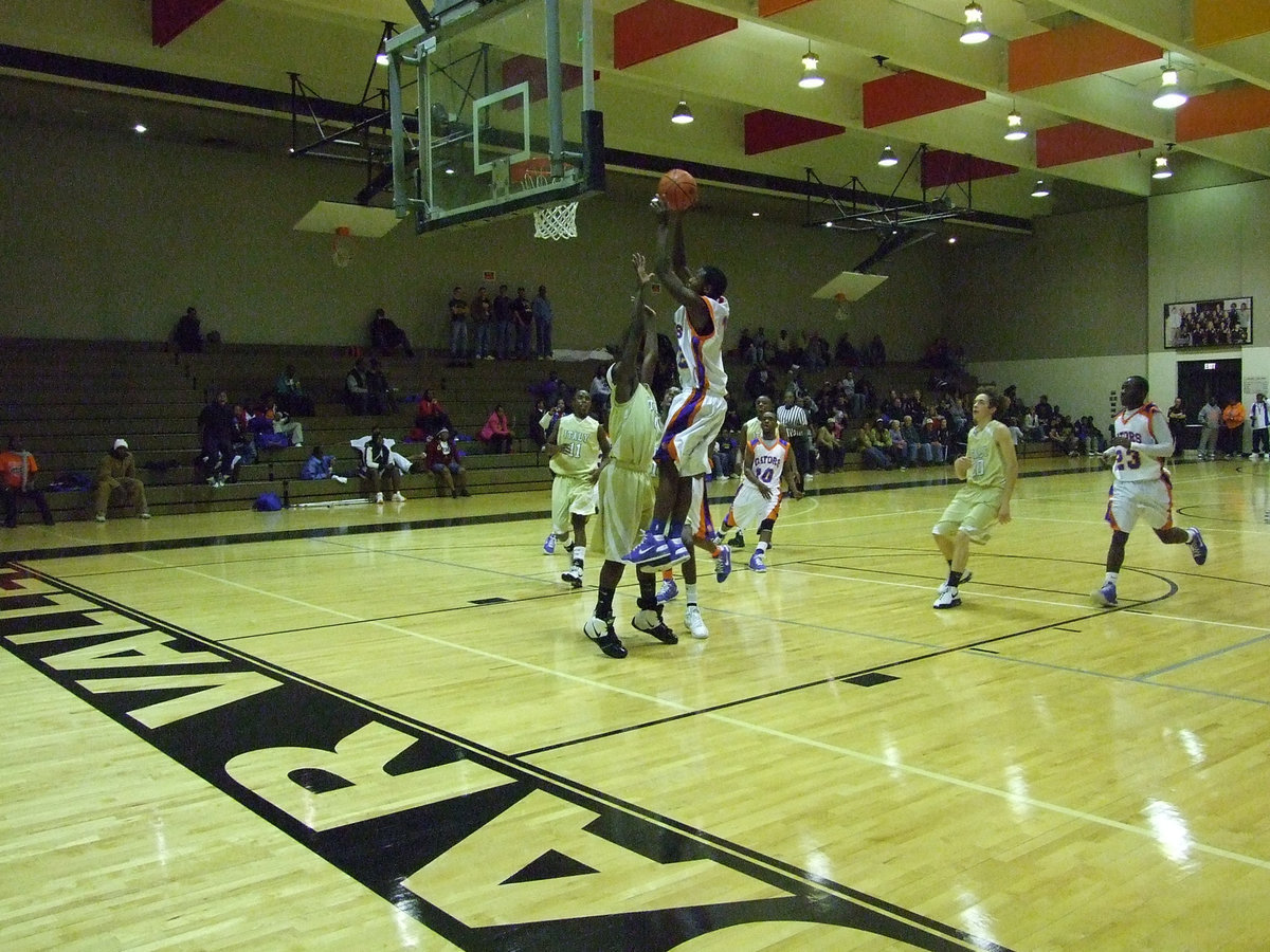 Image: Diamond Gets Rough — Italy’s #4 Diamond Rodgers contests a Gator’s shooter.