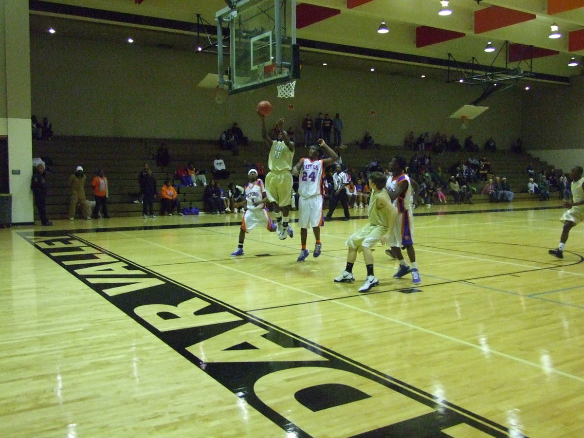 Image: Anderson Splits — Italy’s #11 Jasenio Anderson splits the two Gator defenders for a score.