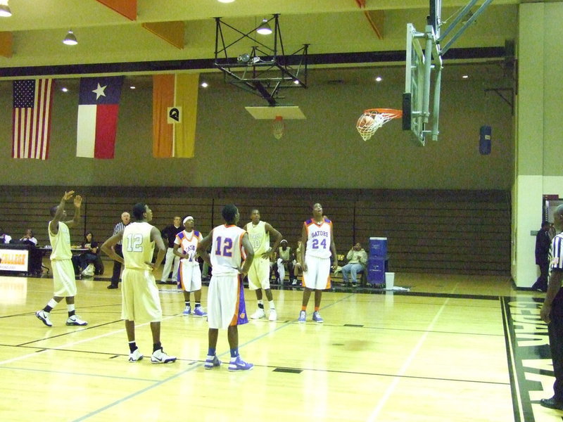 Image: The Clencher — Italy’s #11 Jasenio Anderson steps up and nails 2 free throws in the final seconds. The shots proved to be the game winners as Gateway’s #24 would miss both his free throws with :02 seconds left in regulation.