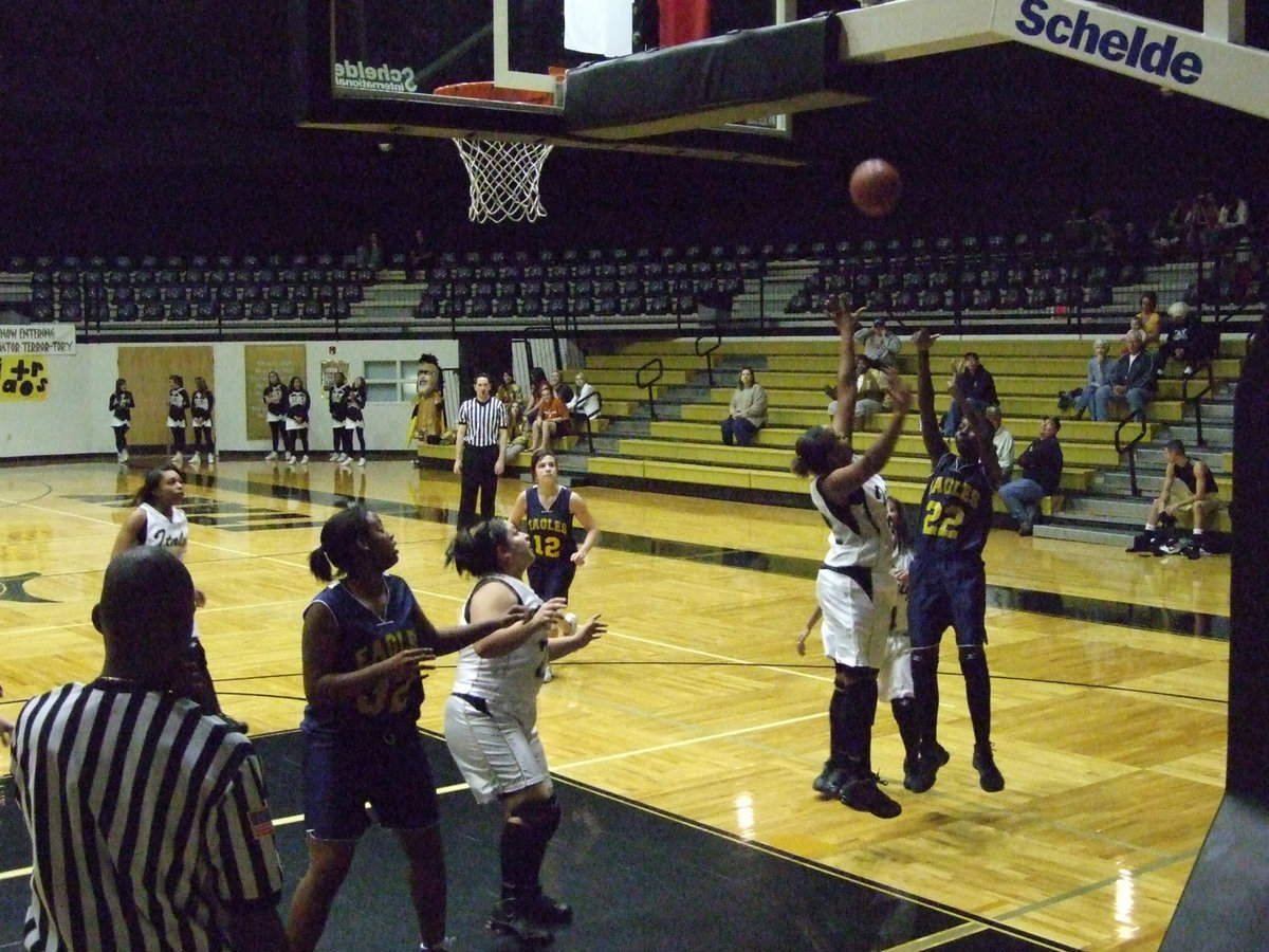 Image: Shay Fleming — Shay Shay challenges an Eagle shot attempt.