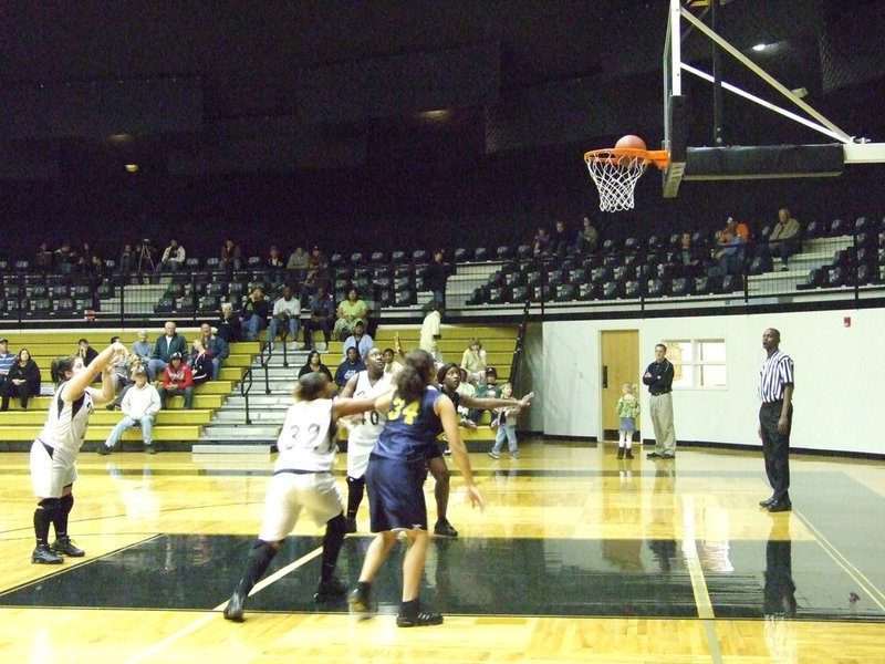 Image: Figueroa free throws — Blanca shoots while Shay and Reed try to dispose of the witnesses.