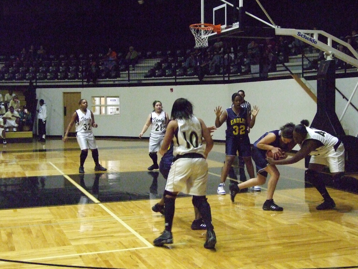 Image: Jimesha fights for her rights — Reed and a Lady Eagle tangle to tie up the ball while Blanca tells Lady Eagle #32, “Stick ’em up!”