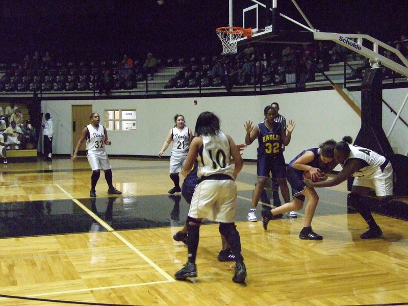 Image: Jimesha fights for her rights — Reed and a Lady Eagle tangle to tie up the ball while Blanca tells Lady Eagle #32, “Stick ’em up!”