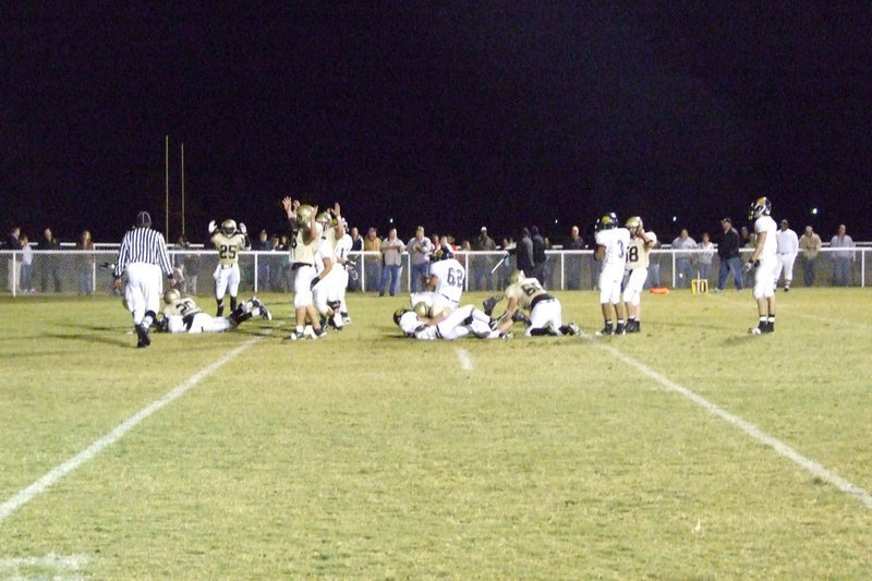 Image: Another Touchdown — It was a see-saw battle against Itasca.