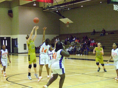 Image: Smithey Shoots At Gators — Smithey let’s it fly against Dallas Gateway.