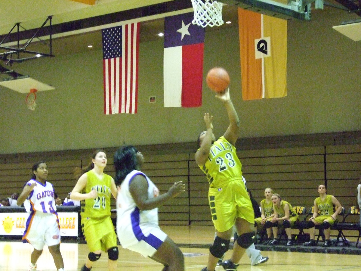 Image: Air Norwood — Sporting, former Chicago Bull Michael Jordan’s old jersey number, and flying through the air is Italy’s own #23 Sa’Kendra Norwood.