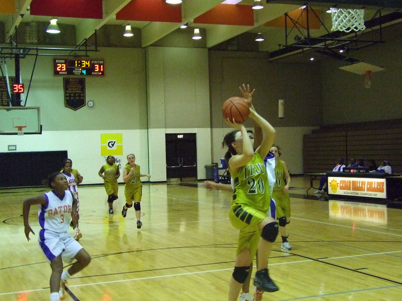 Image: Baugher To The Basket — Italy’s #20 Kaytlyn Baugher charges to the hoop.