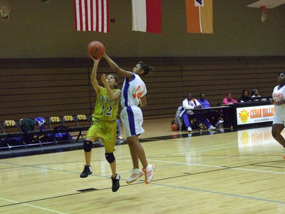 Image: Suaste Gets Attention — Italy’s #12 Alma Suaste relies on good form to help her make this play.