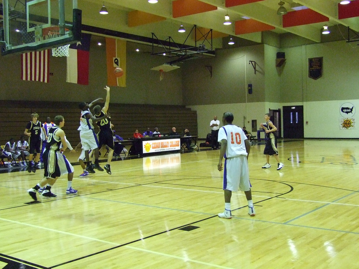 Image: Ashcraft Tries For Ball — Italy’s #20 Ryan Ashcraft tries to secure a pass into the paint.