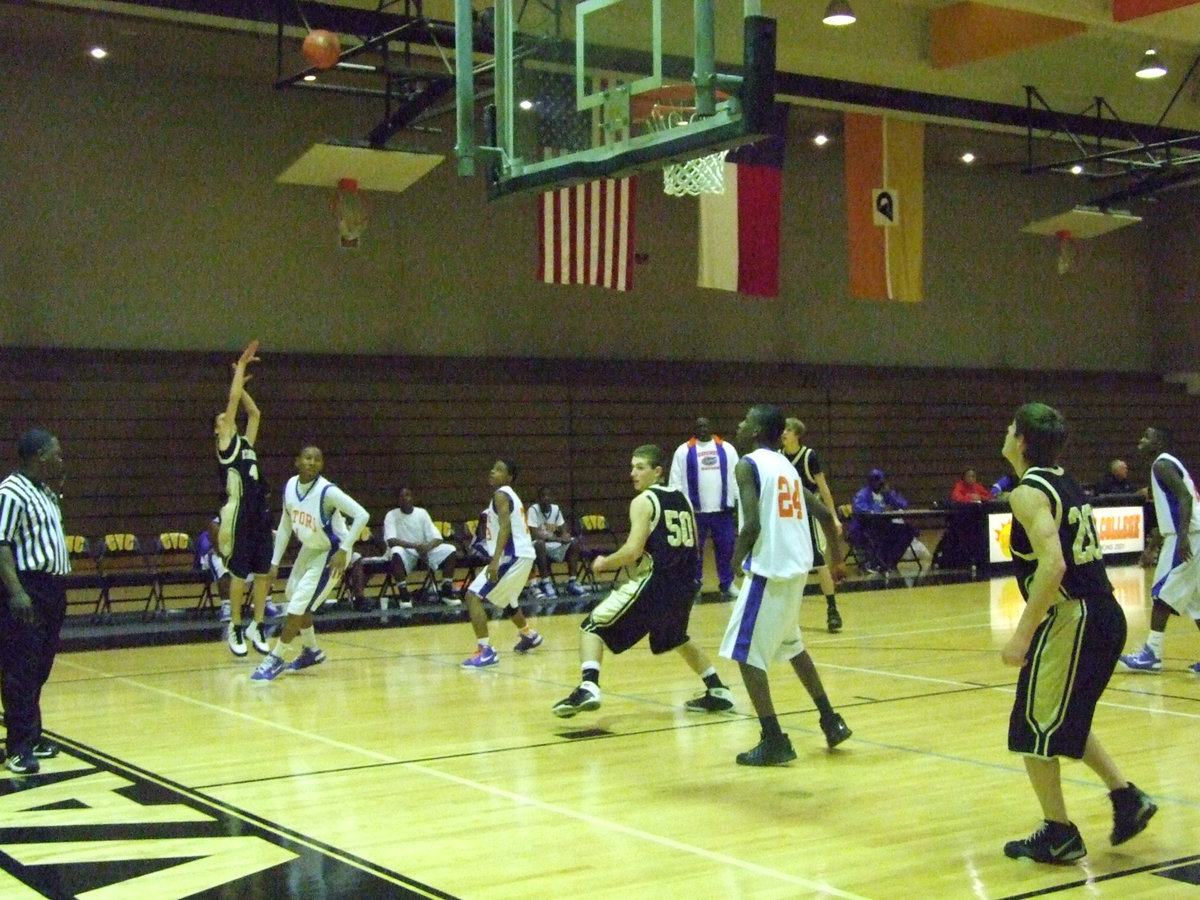 Image: Jase From The Corner — Italy’s #4 Jase Holden takes a jumper against Gateway Friday night.