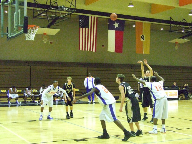 Image: One More Time — Italy’s #5 Colton Campbell and #20 Ryan Ashcraft prepare to rebound Kyle’s 2nd attempt from the line.