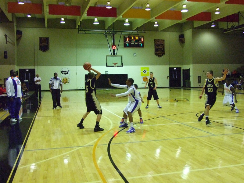 Image: Colton Looks To Pass — Italy’s #50 Kyle Wilkins makes himself available to get a pass from #5 Colton Campbell.