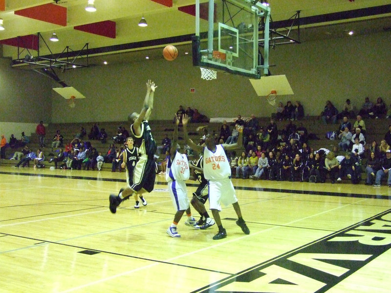 Image: On The Board — Italy crashes the boards against Dallas Gateway.