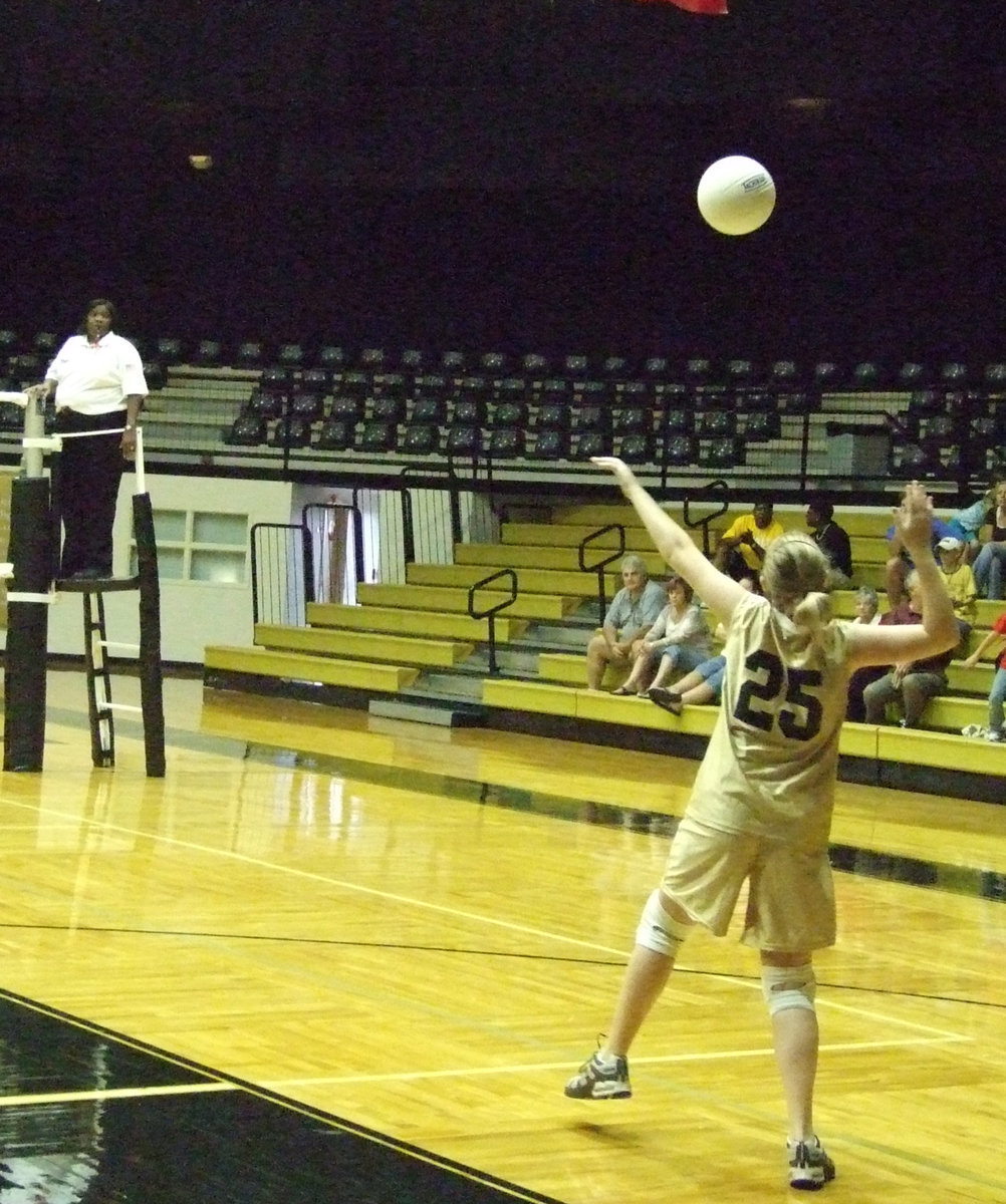 Image: Come on, Kelsey —  The crowd cheers for Kelsey Nelson.