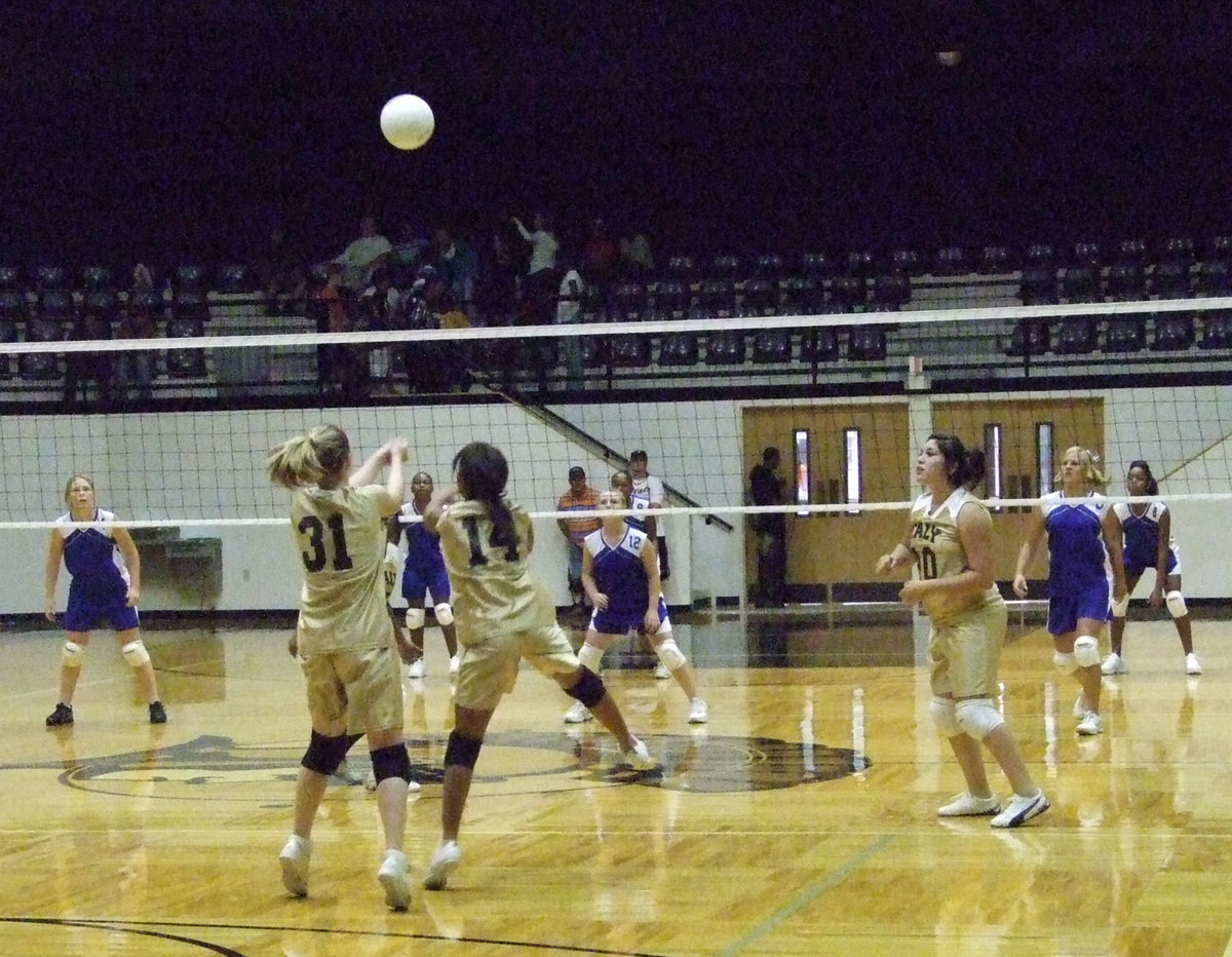 Image: Taylor and Ryisha — Taylor Turner (31) and Ryisha Copleand (14) work together on the team.