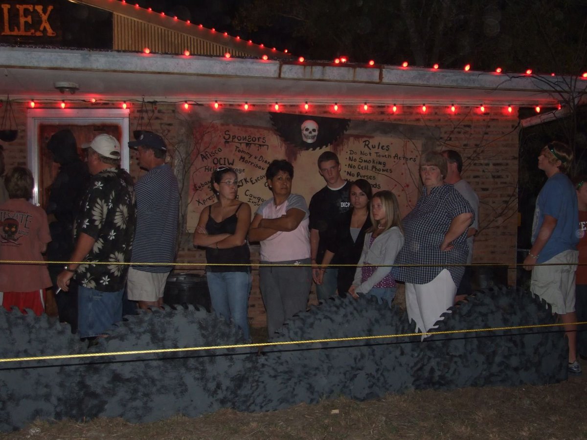 Image: Long line of customers — These thrill seekers were willing to wait in a long line to be scared to death.