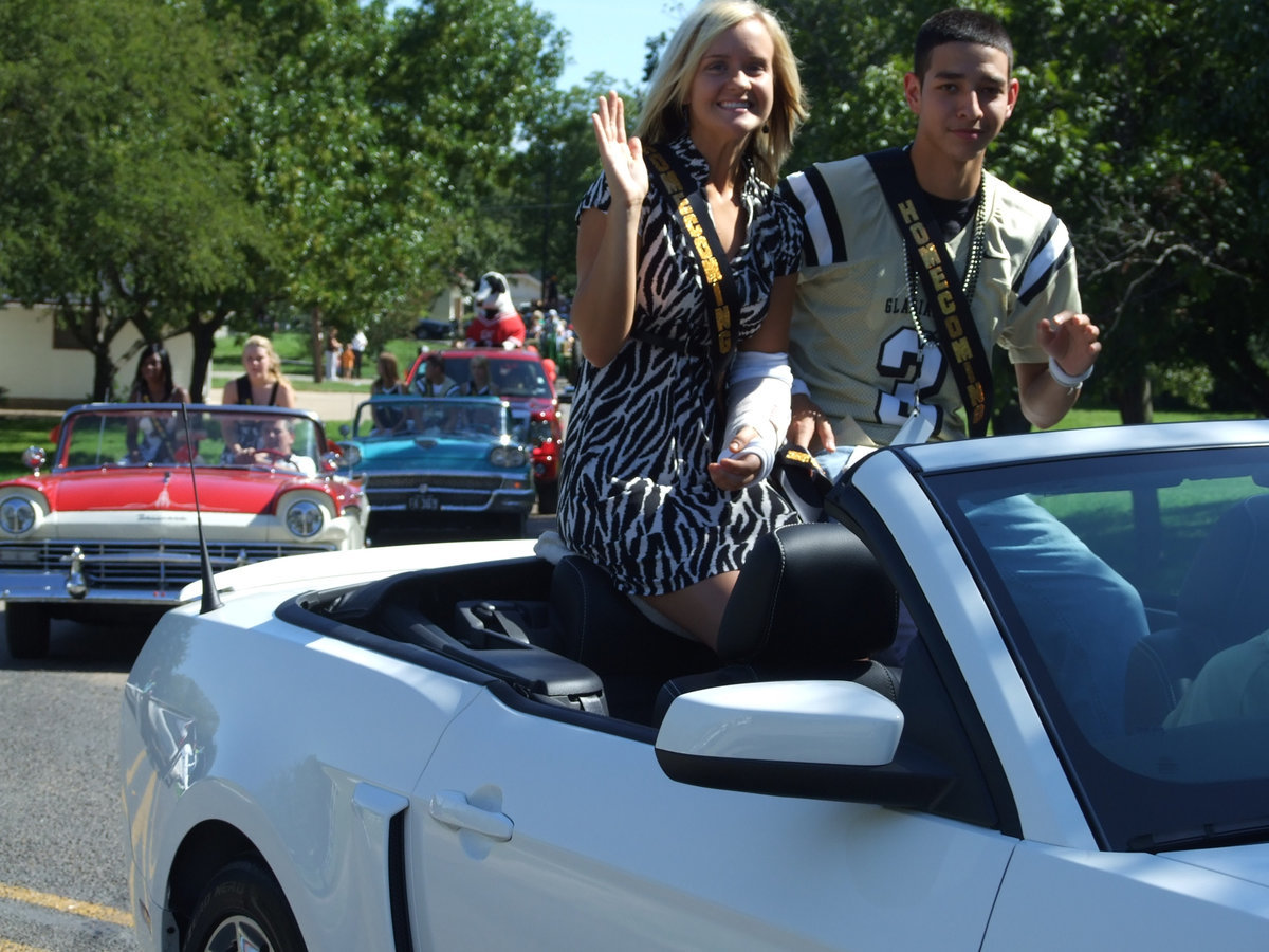 Image: Courtney and Oscar — Courtney Westbrook and Oscar Gonzalez say howdy.