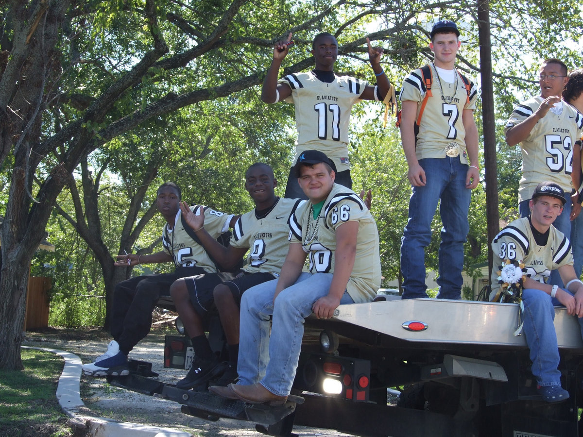 Image: Who are they — Tavarus Griffin, Desmond Anderson, Robert Sparks, Jasenio Anderson, Kyle Wilkins, Justin Hayes and Jacob Lopez ride the trailer.