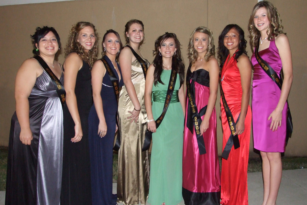 Image: The court — (L-R) Blanca Figueroa, Becca DeMoss, Lindsey Brogden, Stephanie Carter, Annalee Lyons, Lexie Miller, Jessica Hernandez and Kaitlyn Rossa.