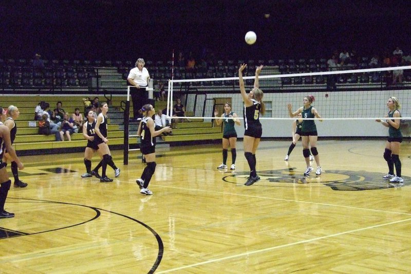 Image: Italy prepares a return — #5 Becca DeMoss sets up the ball for #4 Drew Windham.