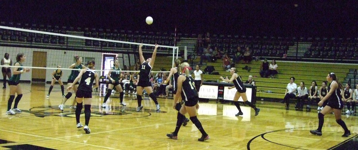 Image: Italy sets up — #11 Blanca Figueroa sets up the ball.