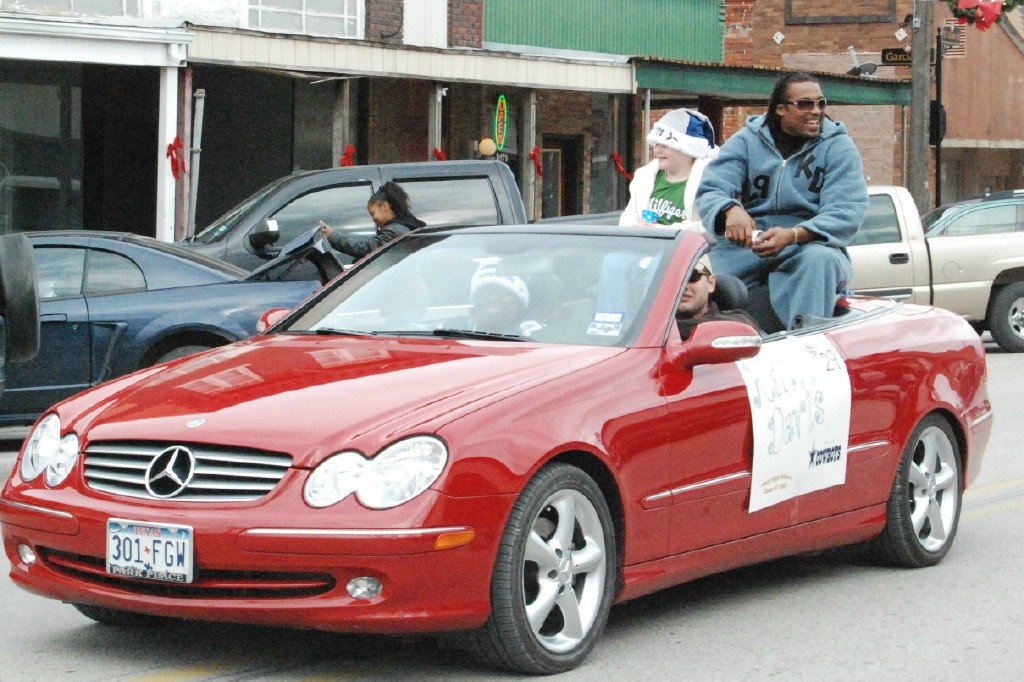 Image: Dallas Cowboy Keith Davis — Dallas Cowboy Keith Davis, a former wide receiver and linebacker for the Italy Gladiators, joins the fun and tosses tootsie-rolls to the parade watchers.