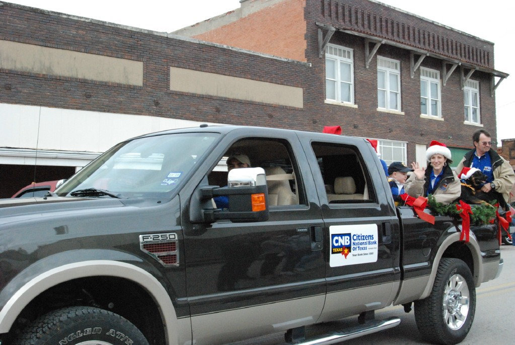 Image: Citizens National Bank of Texas — Citizens National Bank of Texas members wave and smile at large crowds gathered to watch the floats parade by.