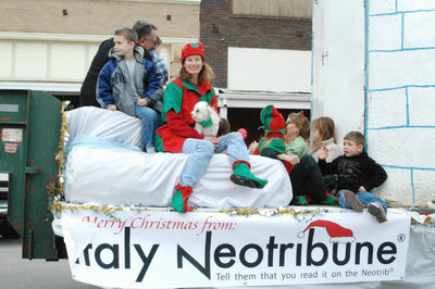 Image: The Italy Neotribune / Monolithic Float — Members of the Italy Neotribune and Monolithic Constructors, Inc. ride a holiday float featuring a concrete dome igloo.