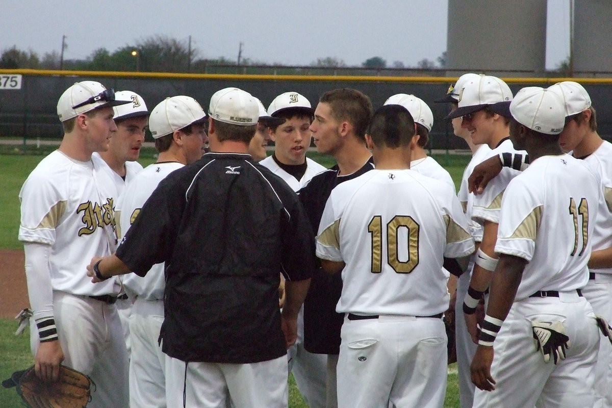 Image: 2011 Italy Gladiator Varsity Baseball team end their season and the school year.  Two team members were mentioned for the All District Team and two received an Honorable Mention.