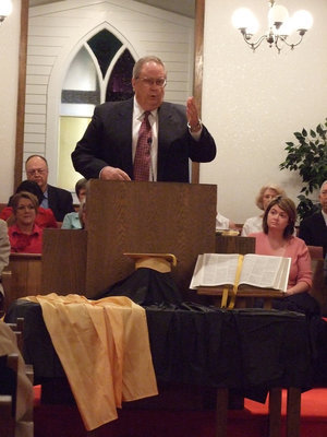 Image: Pastor Bill Morgan concludes the service by reciting Numbers 6:24.