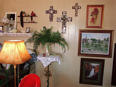Image: Wall crosses created by Italy’s own, Cindy Sutherland, highlight this wall which consists of nostalgic pictures and shelves covered with timeless collectibles.