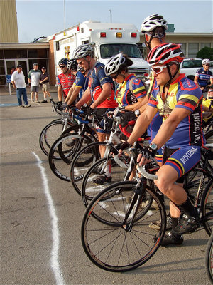 Image: Tour d’Italia cyclists are ready to start from in front of Italy High School.