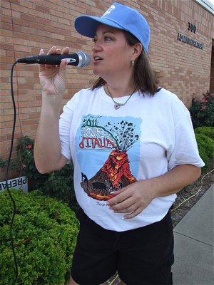 Image: Saundra Grigsby, Lone Star Cyclists Vice President, sings the National Anthem before the start of Tour d’Italia 2011.