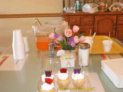 Image: Birthday cupcakes, punch and ice cream.