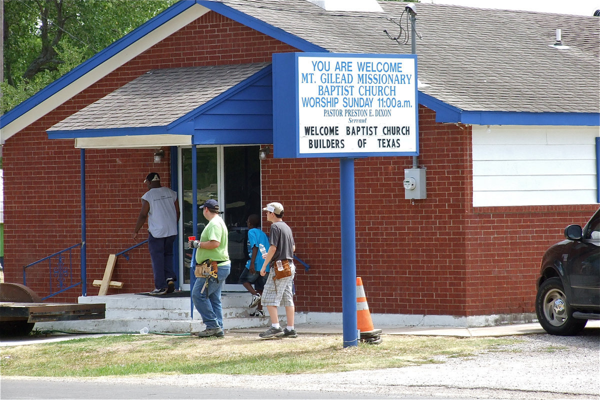 Image: The sign in front of the current Mt. Gilead Missionary Baptist Church welcomes the Baptist Church Builders of Texas.