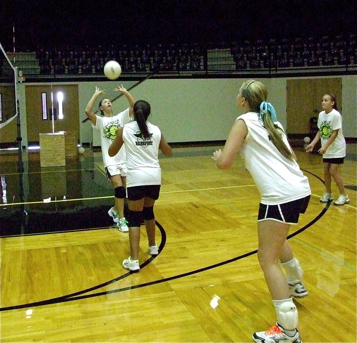 Image: Bailey Eubank sets a pass for Madison Washington.