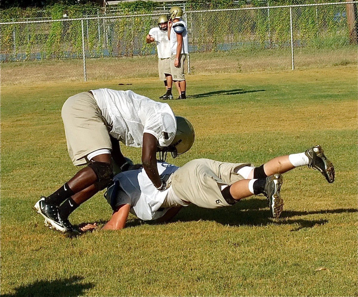 Image: Linebacker Raheem Walker fights off a cut blocker as well.