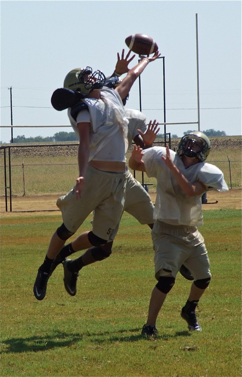 Image: Fighting for the ball.