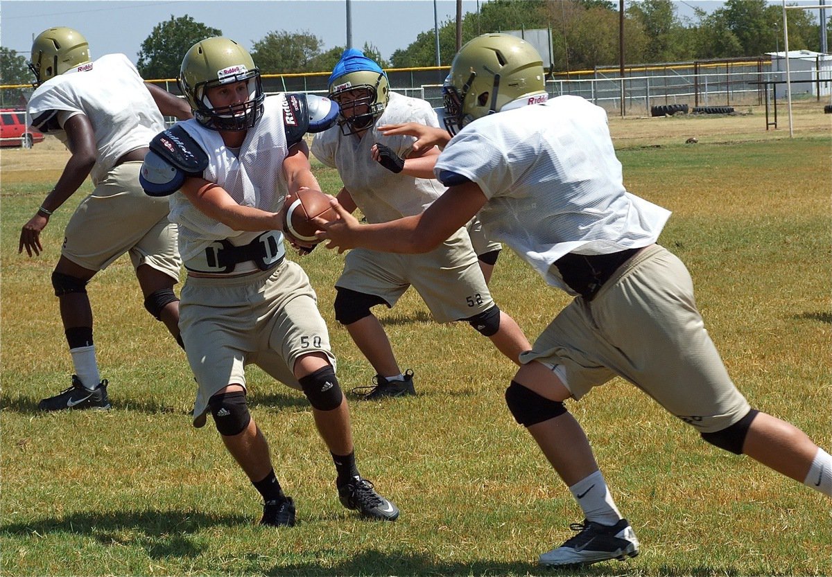 Image: Jase Holden hands off to Kyle Jackson.