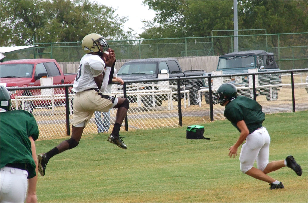 Image: Devonta Simmons makes a leaping catch on a pass from Jase Holden. Simmons broke a tackle and raced into the endzone for Italy’s second score of the scrimmage. The play covered 50-yards.